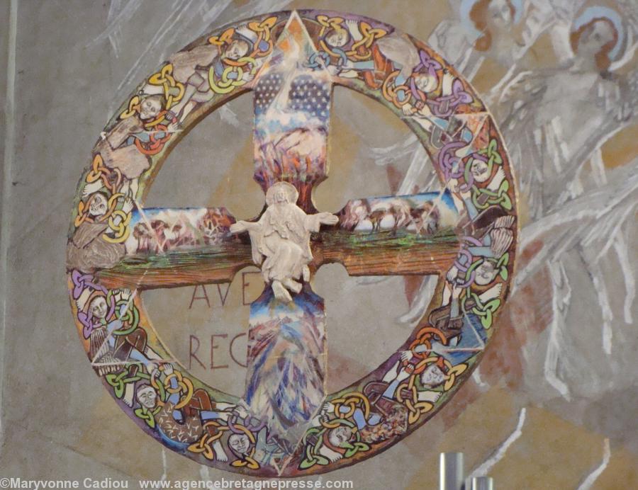 Un christ en croix. Original et celtique. Un christ en croix. Original et celtique.