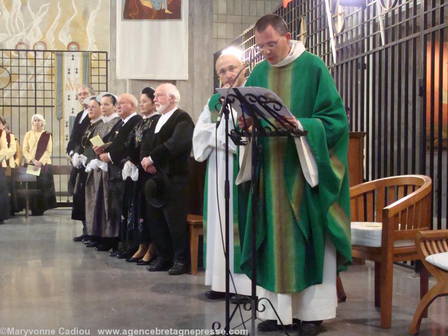 Le père Yvan Brient et le curé de la paroisse Saint-Louis. Le père Yvan Brient et le curé de la paroisse Saint-Louis.