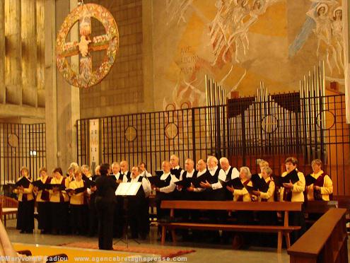 La chorale <i>Kanerion An Oriant</i>. La chorale <i>Kanerion An Oriant</i>.