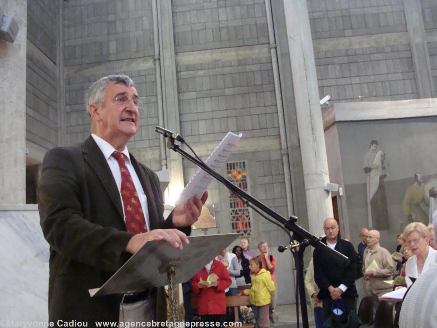 Jean-Jacques Le Floch aux chants en vannetais. Jean-Jacques Le Floch aux chants en vannetais.