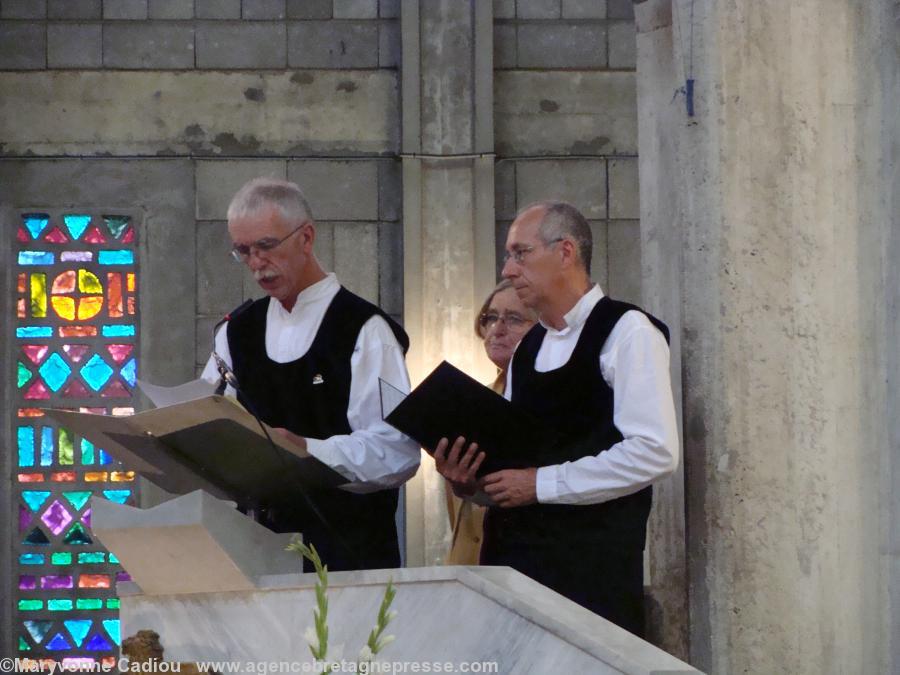 Deux membres de la chorale de Lorient ont lu en chaire des textes en anglais. Deux membres de la chorale de Lorient ont lu en chaire des textes en anglais.