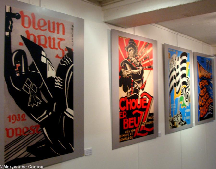 Micheau-Vernez affichiste et illustrateur pour couvertures de livres (2e : <i>C’houez er beuz</i> de Polig Monjarret). Micheau-Vernez affichiste et illustrateur pour couvertures de livres (2e : <i>C’houez er beuz</i> de Polig Monjarret).