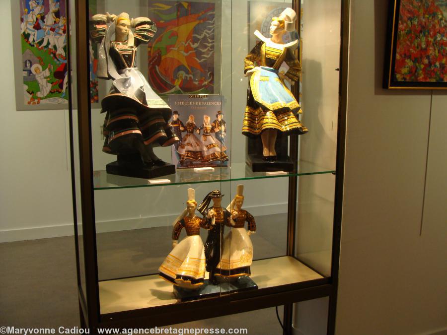 Faïences. En haut à droite <i>La grande Kiz Fouen</i> de juin 1958. En haut au centre un des 3 livres sur les faïences de Kemper ayant une oeuvre de M-V en couverture. Faïences. En haut à droite <i>La grande Kiz Fouen</i> de juin 1958. En haut au centre un des 3 livres sur les faïences de Kemper ayant une oeuvre de M-V en couverture.