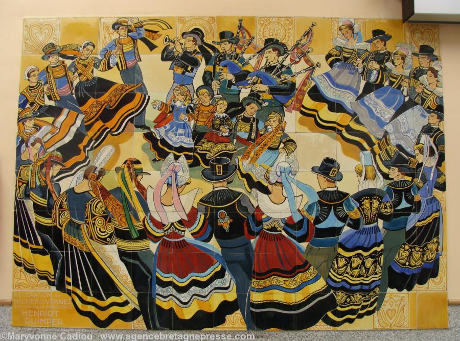 Céramiste. La <i>Grande Gavotte</i> originale dans le hall de la gare de Kemper. Céramiste. La <i>Grande Gavotte</i> originale dans le hall de la gare de Kemper.