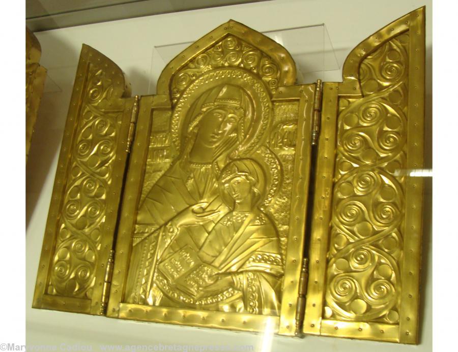 Santez Anna entourée de triskells et “diskells”. Ses icônes orthodoxes datent des années 1970-1980. Santez Anna entourée de triskells et “diskells”. Ses icônes orthodoxes datent des années 1970-1980.