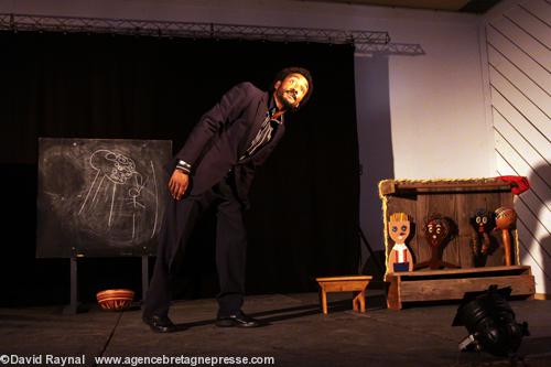 Le comédien Jean l’Océan interprète une libre adaptation du texte de l’écrivain martiniquais Patrick Chamoiseau intitulé Chemin d’école. Le comédien Jean l’Océan interprète une libre adaptation du texte de l’écrivain martiniquais Patrick Chamoiseau intitulé Chemin d’école.