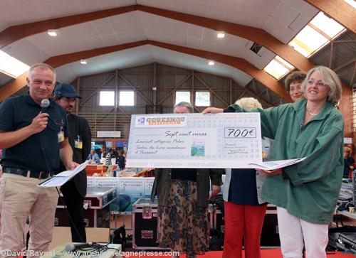 Isabelle Le Bal la fondatrice et organisatrice du salon remet la dotation du Prix Polar à l\'écrivain martiniquais Raphaël Confiant. Isabelle Le Bal la fondatrice et organisatrice du salon remet la dotation du Prix Polar à l\'écrivain martiniquais Raphaël Confiant.