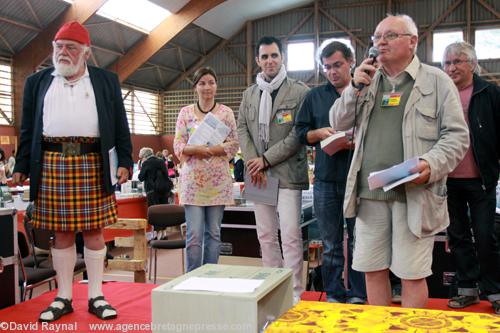 Le Poète Gérard Le Gouic (à gauche au micro) prononce l\'hommage à Louis Cozan prix du livre insulaire pour son ouvrage Un feu sur la mer mémoire d’un gardien de phare dans la catégorie Essai. Le Poète Gérard Le Gouic (à gauche au micro) prononce l\'hommage à Louis Cozan prix du livre insulaire pour son ouvrage Un feu sur la mer mémoire d’un gardien de phare dans la catégorie Essai.