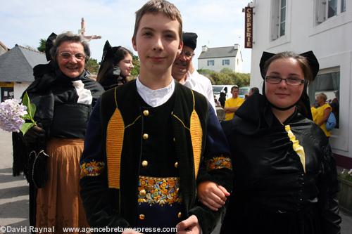 Les Ouessantins portent le costume traditionnel dans les rues du bourg de Lampaul. Les Ouessantins portent le costume traditionnel dans les rues du bourg de Lampaul.
