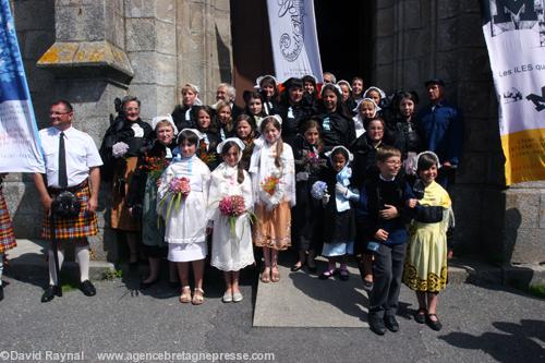 Les Ouessantins devant l\'église. Les Ouessantins devant l\'église.