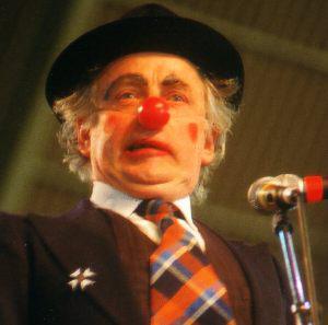 Jean Kergrist à Glomel contre l\'extension d\'un “bagne à poules”.