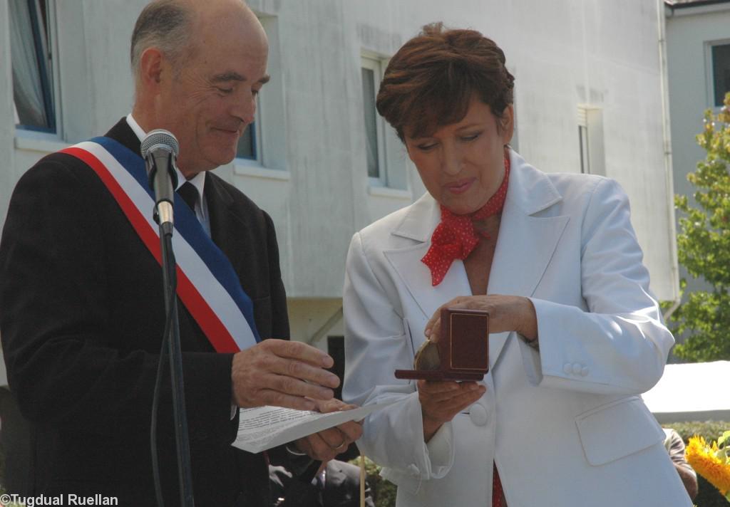 Le maire de Saint-Jacut-les-Pins Alain
Hercouët remet à Roselyne Bachelot la médaille
de la commune.