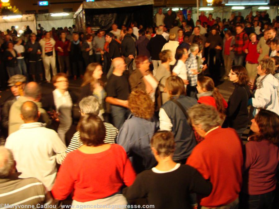 À la fête bretonne de la Saint Gilles saint patron de Pornic au moins 400 personnes au fest noz du samedi le 27 août 2011 en plein air sur le vieux port.