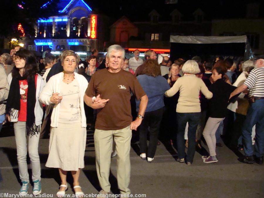 À la fête bretonne de la Saint Gilles saint patron de Pornic au moins 400 personnes au fest noz du samedi le 27 août 2011 en plein air sur le vieux port.