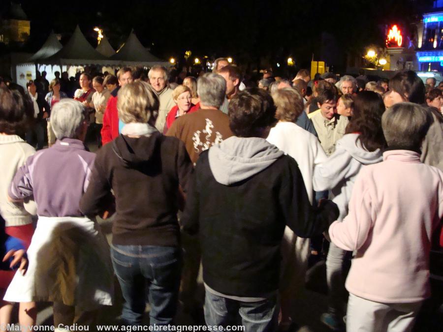 À la fête bretonne de la Saint Gilles saint patron de Pornic au moins 400 personnes au fest noz du samedi le 27 août 2011 en plein air sur le vieux port.