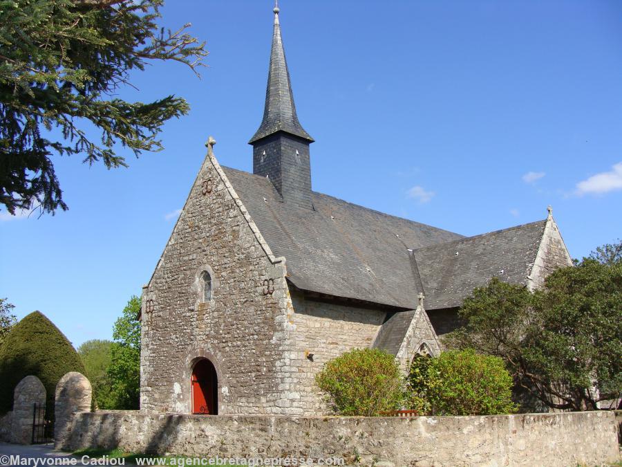 La chapelle Notre-Dame de Bon Garant à Sautron construite par François II sur le lieu où il avait fait une chute de cheval à cause d\'un sanglier comme il est raconté sur un vitrail.