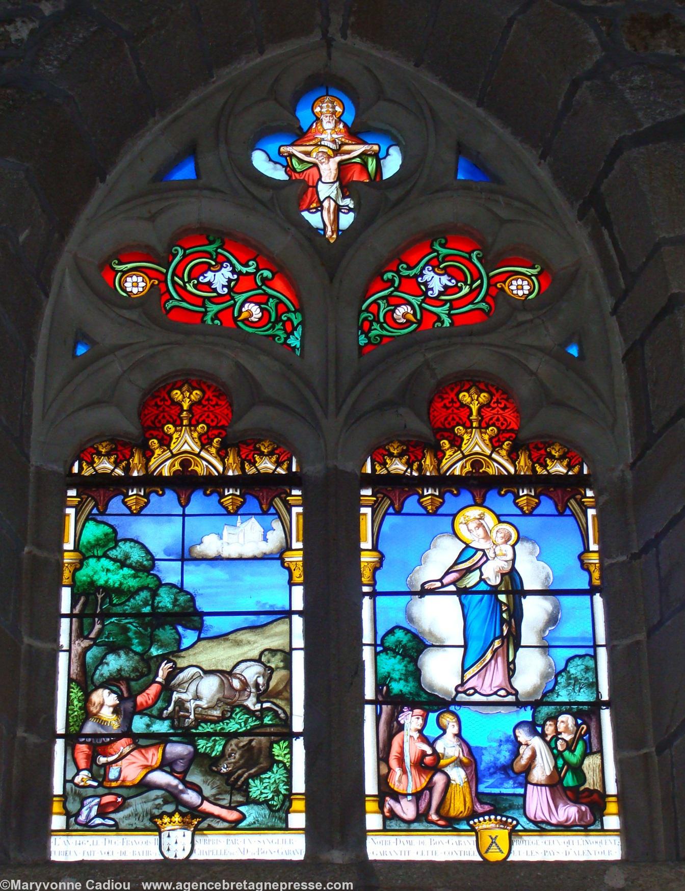 Chapelle Notre-Dame de Bon Garant. Sautron. Dans le vitrail gauche le duc de Bretagne François II est représenté à terre émettant son voeu.