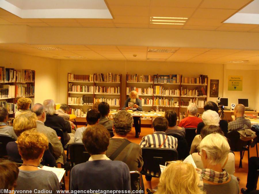 Dans la salle Bretagne de la médiathèque de Vannes au Palais des Arts. Dans la salle Bretagne de la médiathèque de Vannes au Palais des Arts.