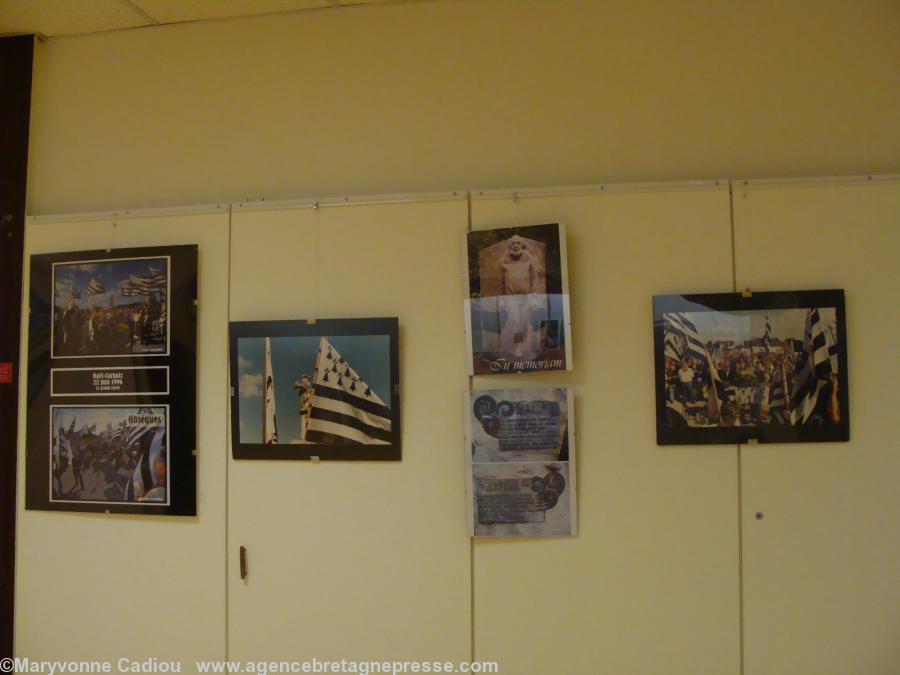 Une partie de l\'exposition sur Glenmor dans l\'escalier. À droite une photo de la foule à ses obsèques. Une partie de l\'exposition sur Glenmor dans l\'escalier. À droite une photo de la foule à ses obsèques.