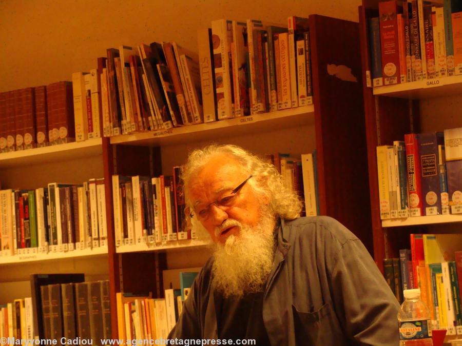 Michel Chauvin devant le fonds breton. Michel Chauvin devant le fonds breton.