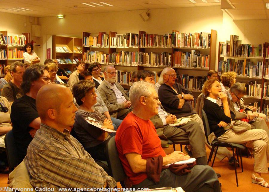 Une partie de l\'assistance. Parmi elle Yannig Baron qui avait fait venir Glenmor à Marseille et qui sur le conseil de son accompagnateur de toujours Fañch Bernard avait mis des affiches \"dans tout Marseille\" mais faute de moyens cela se résumait aux de Une partie de l\'assistance. Parmi elle Yannig Baron qui avait fait venir Glenmor à Marseille et qui sur le conseil de son accompagnateur de toujours Fañch Bernard avait mis des affiches \"dans tout Marseille\" mais faute de moyens cela se résumait aux de