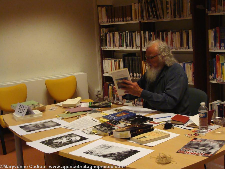 Devant tous ses documents. Ici lecture dans <i>Les Emblaves et la moisson</i>. Devant tous ses documents. Ici lecture dans <i>Les Emblaves et la moisson</i>.