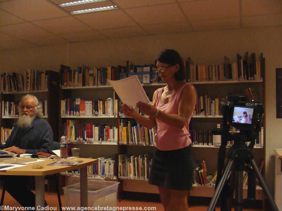 Une auditrice lit un extrait choisi parmi ceux présentés aussi dans l\'exposition. Une auditrice lit un extrait choisi parmi ceux présentés aussi dans l\'exposition.