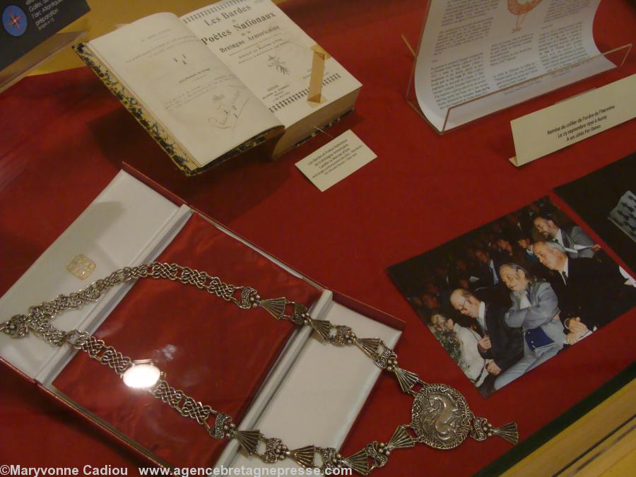 Le collier de l\'hermine de Glenmor. Le nom de chaque \"herminé\" est inscrit fondu dans l\'argent au dos de la médaille à l\'hermine centrale. Le collier de l\'hermine de Glenmor. Le nom de chaque \"herminé\" est inscrit fondu dans l\'argent au dos de la médaille à l\'hermine centrale.