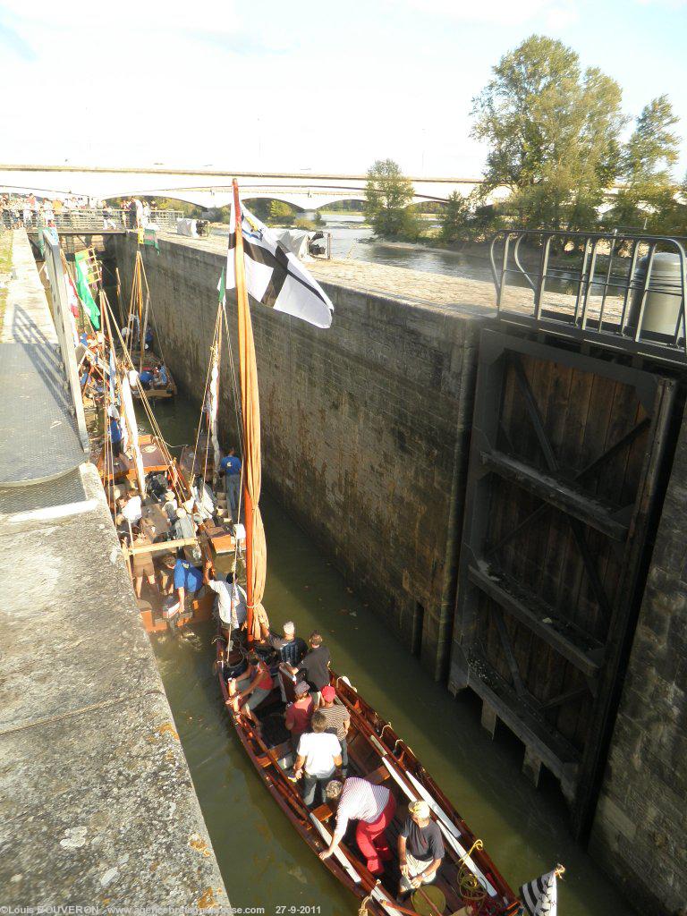 Le Kroaz Du flotte sur l'écluse du port d'Orléans
