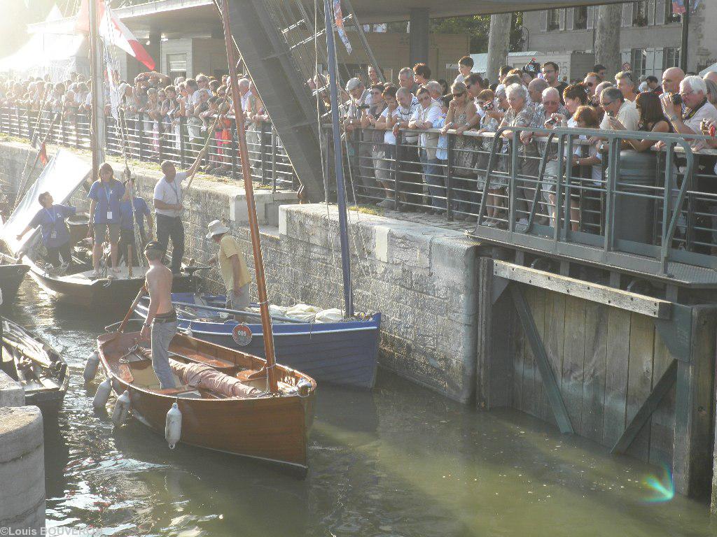 L'Avalig II sortant de l'écluse d'Orléans côté canal
