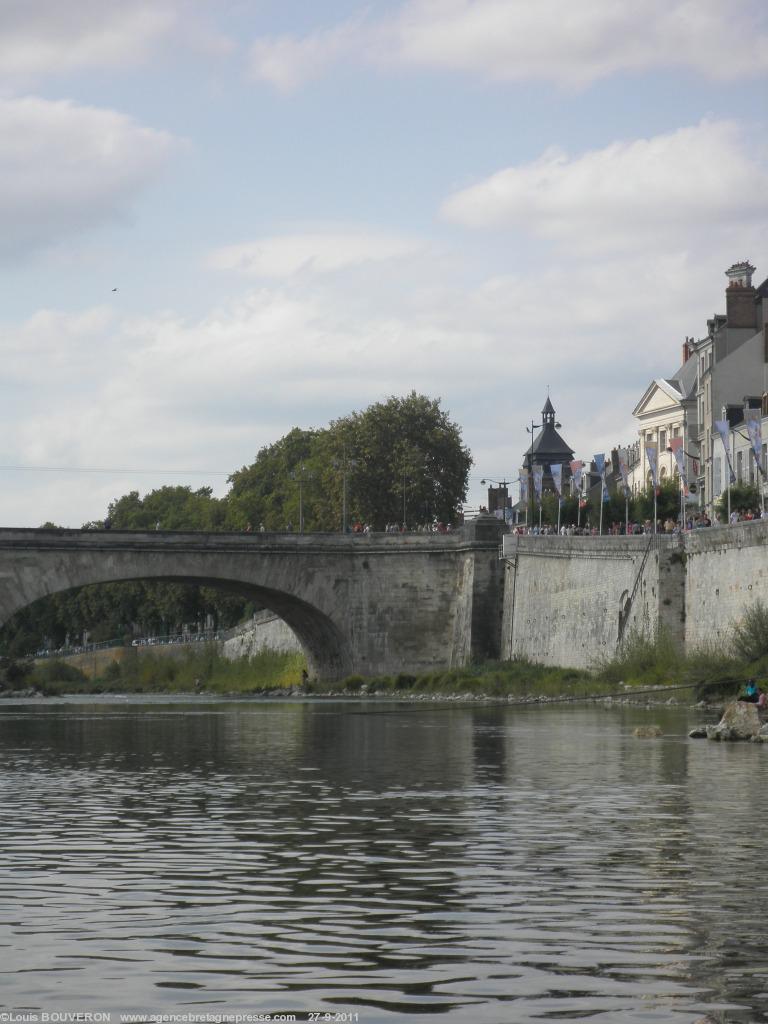 Le clocher de Notre-Dame de Recouvrance (XVIe) naguère paroisse des marins orléanais Le clocher de Notre-Dame de Recouvrance (XVIe) naguère paroisse des marins orléanais
