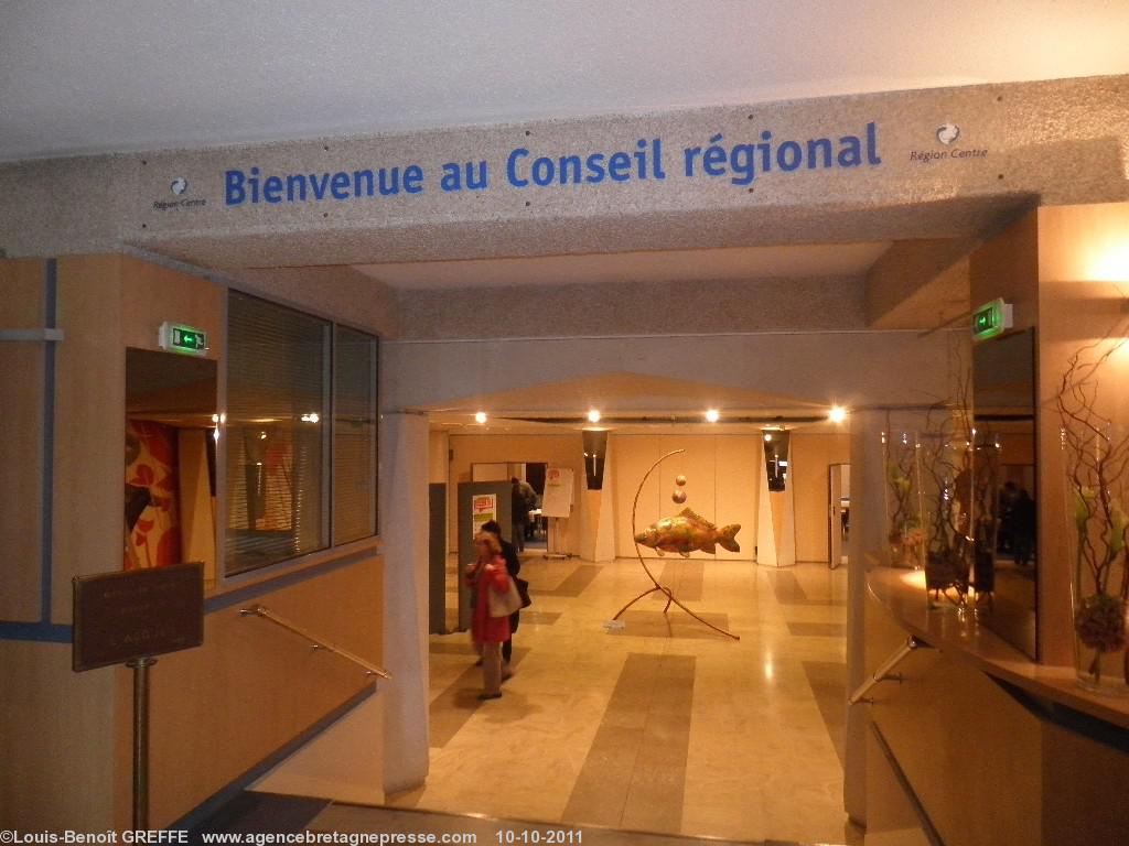 Un des nombreux bureaux de vote du PS : pour le centre ville d\'Orléans  dans le hall du conseil Régional  deux bureaux ont été aménagés.