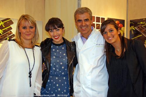 Le chocolatier breton Pascal Le Gac entouré de ses filles et de la chanteuse Nolwenn Leroy.