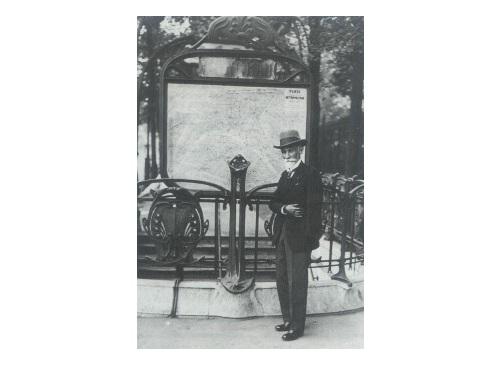 Fulgence Bienvenüe devant l\'entrée de la station Monceau. Domaine public.