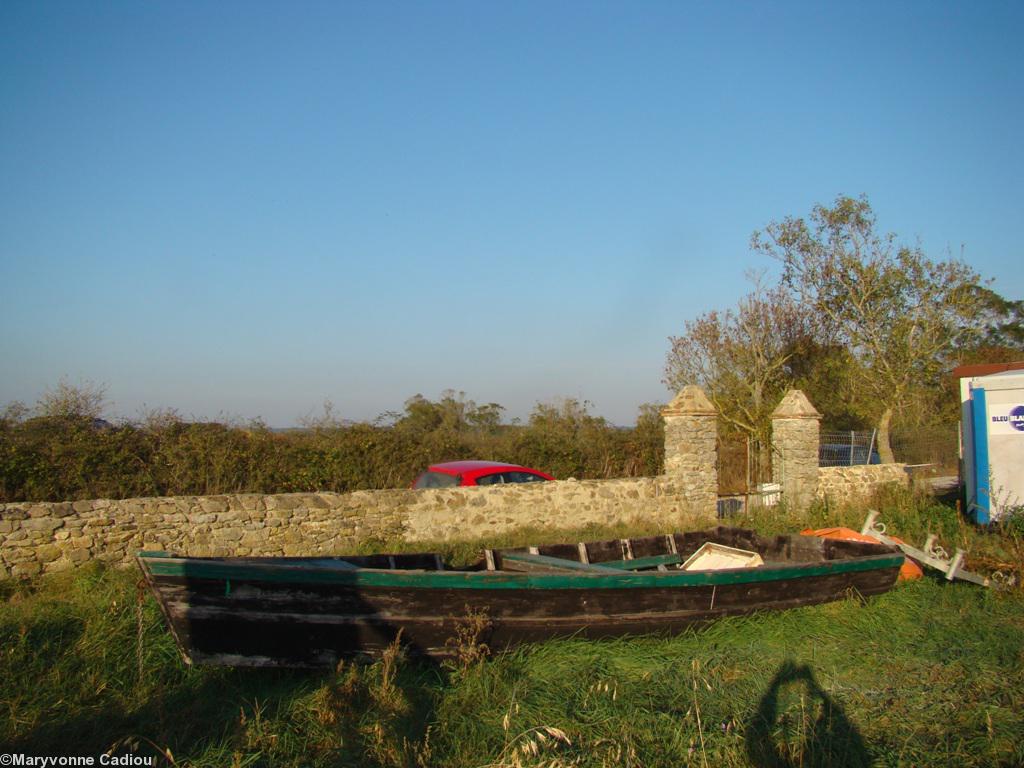 Le mur du clos de la chapelle. Réhabilitation par les Amis de la Chapelle Sainte-Anne de Rohars.