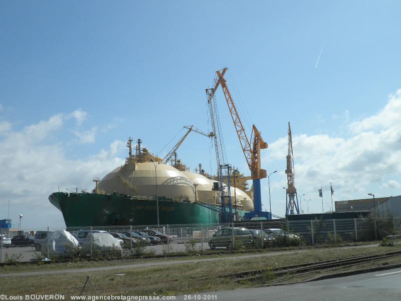 Un méthanier en cours d\'entretien par l\'entreprise SOBRENA