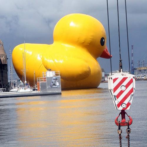 Le canard gonflé qui se dégonfle - symbole de la gabegie pour la première édition de la biennale d\'art contemporain Estuaire.