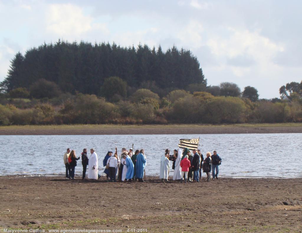 Fin de cérémonie de Samain de la Gorsedd de Bretagne au bord du Yeun Elez ou \"lac de Brennilis\".