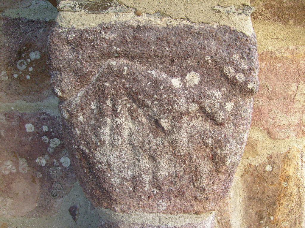 chapiteaux présentant le motif du combat de l'hydre et du crocodile  situés pour l'un d'eux à l'église notre-Dame (dit le temple) de Lanleff (Cote d'Armor) vers le XIe siècle