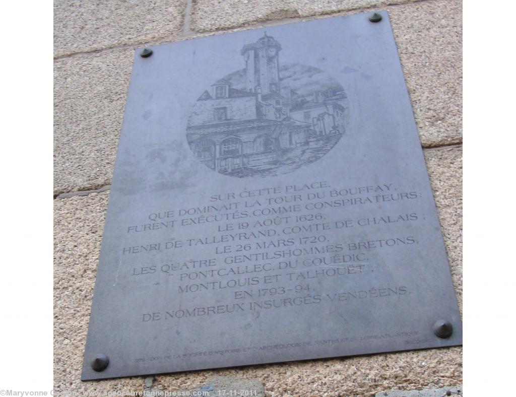Au mur est toujours cette plaque métallique. Don de la Société d\'Histoire et d\'Archéologie de Nantes et de Loire-Atlantique. Dédiée aussi au premier exécuté en 1626 et aux Vendéens de 1793-1794. Mars 1979. Encore lisible en 2008. Bien abîmée depuis.