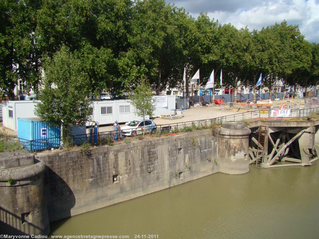 Les travaux en septembre 2010. En bord de Loire vu du pont Anne de Bretagne ce qui reste des piles de l\'ancien pont à transbordeur démoli en 1958. Les travaux en septembre 2010. En bord de Loire vu du pont Anne de Bretagne ce qui reste des piles de l\'ancien pont à transbordeur démoli en 1958.