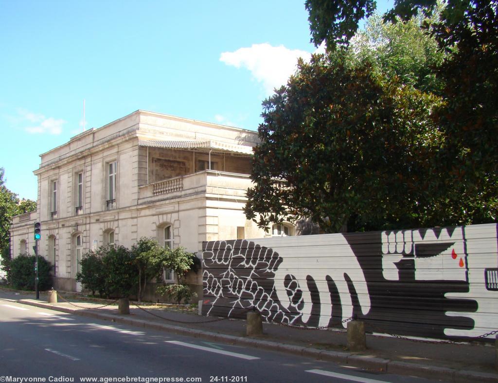 La Maison de la Mer ancienne Capitainerie du port de Nantes et quelques palissades du chantier. La Maison de la Mer ancienne Capitainerie du port de Nantes et quelques palissades du chantier.