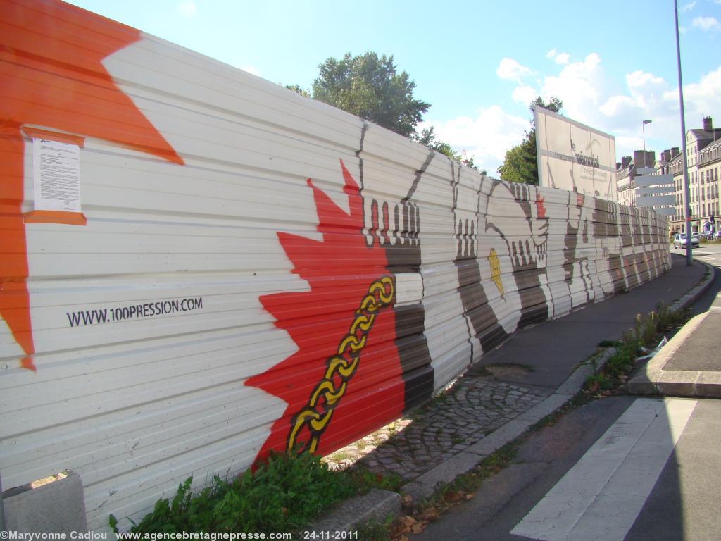 Les palissades en relation avec le thème de l\'esclavage sont réalisées par www.100pression.com Les palissades en relation avec le thème de l\'esclavage sont réalisées par www.100pression.com