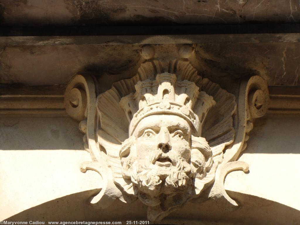 Si de nombreux mascarons sont sculptés sur les hôtels particuliers ayant appartenu à de riches armateurs certains représentent Neptune le roi de la mer avec sa couronne... Si de nombreux mascarons sont sculptés sur les hôtels particuliers ayant appartenu à de riches armateurs certains représentent Neptune le roi de la mer avec sa couronne...