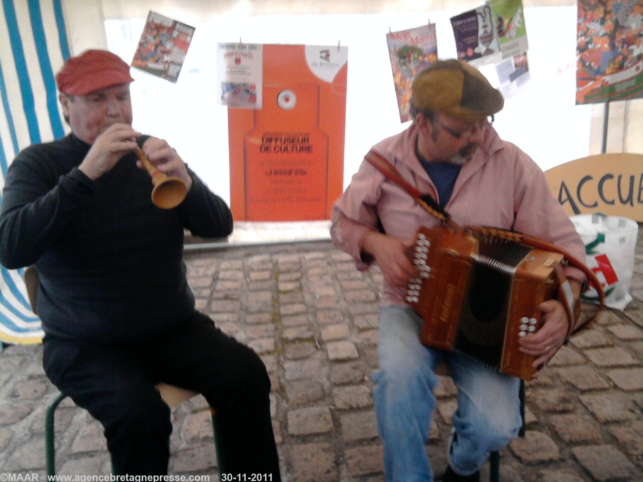 Joueurs de bombarde et d\'accordéon diatonique