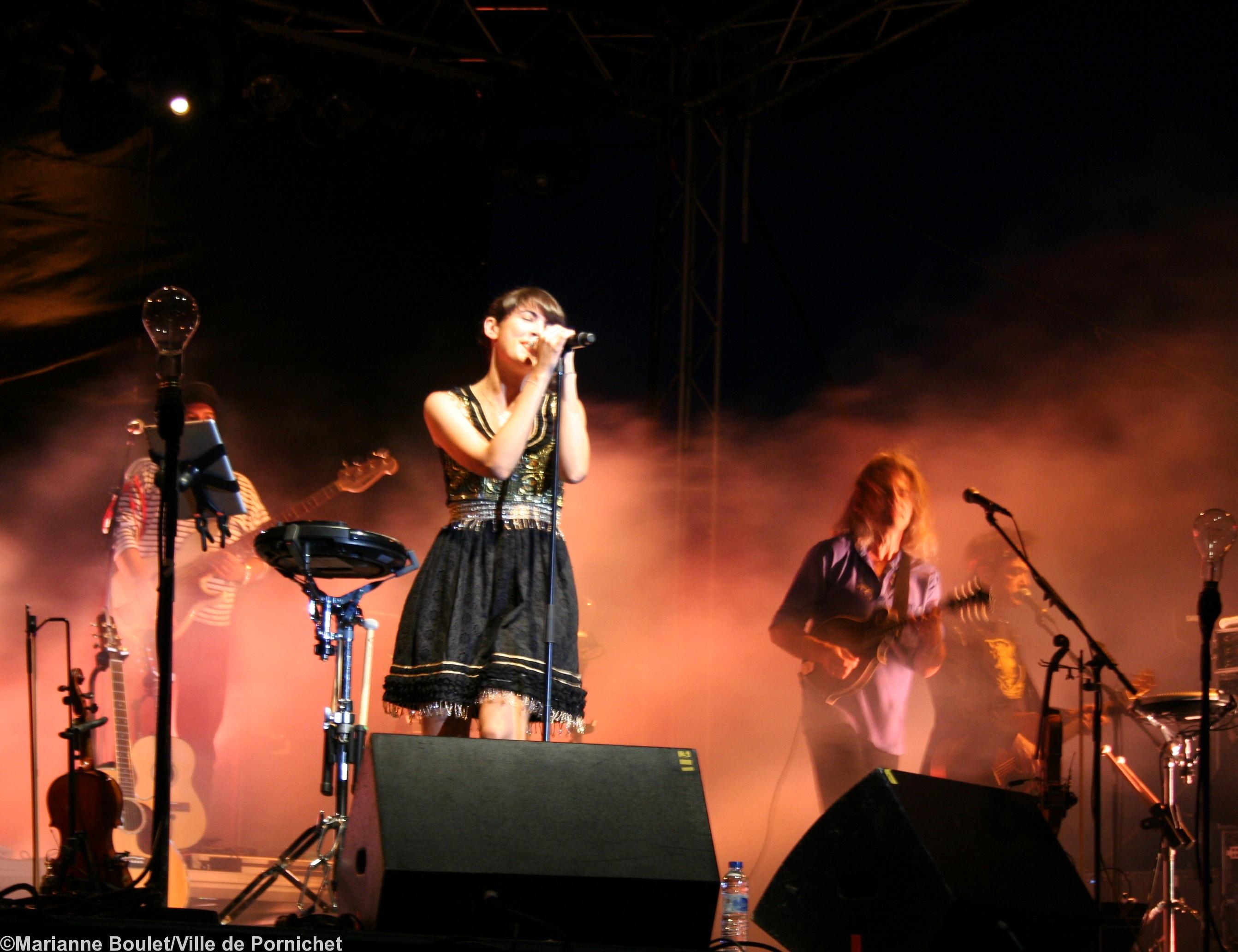 Nolwenn Leroy le 18 août à Pornichet. (Cliquer sur les photos). Nolwenn Leroy le 18 août à Pornichet. (Cliquer sur les photos).