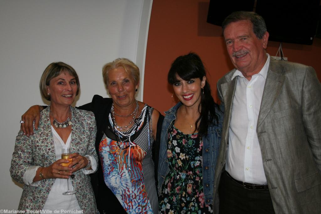 Avant le concert de Pornichet Nolwenn Leroy rencontre le maire et sa femme et une personne de la mairie dans les nouveaux locaux de l\'hippodrome. Avant le concert de Pornichet Nolwenn Leroy rencontre le maire et sa femme et une personne de la mairie dans les nouveaux locaux de l\'hippodrome.