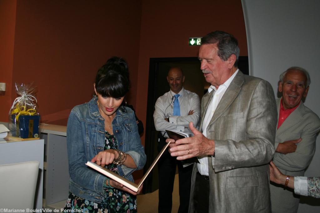 Le maire Robert Belliot offre à Nolwenn Leroy un très beau livre relié sur Pornichet et les personnages illustres qui l\'ont fréquentée depuis le milieu du XIXe siècle. <i>Pornichet. Sites et célébrités</i>. Éd. Vivre Ici. 1995. Le maire Robert Belliot offre à Nolwenn Leroy un très beau livre relié sur Pornichet et les personnages illustres qui l\'ont fréquentée depuis le milieu du XIXe siècle. <i>Pornichet. Sites et célébrités</i>. Éd. Vivre Ici. 1995.