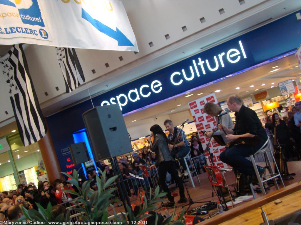 On remarque les drapeaux bretons installés dans le décor. On remarque les drapeaux bretons installés dans le décor.
