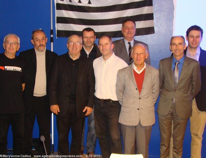 Des membres du Conseil d\'administration de Bretagne Réunie 2012-2014 et le président sortant de l\'Association Paul Loret. De g. à dr. A. Corlay. H. Colliot. G. Ollieric. G. Deshayes. Y.-A. Le Goff. J.-F. Le Bihan le nouveau président. M. Pannetier. P. L